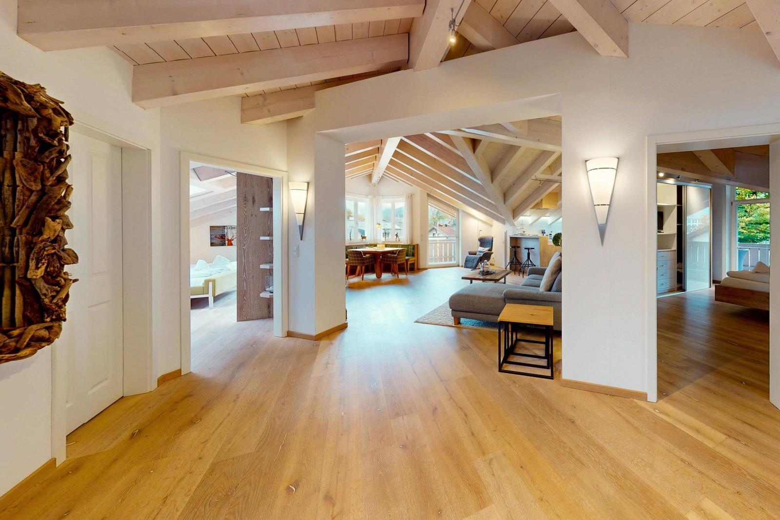 Wohnung mit Holzboden und Sicht auf Wohn- und Essbereich.