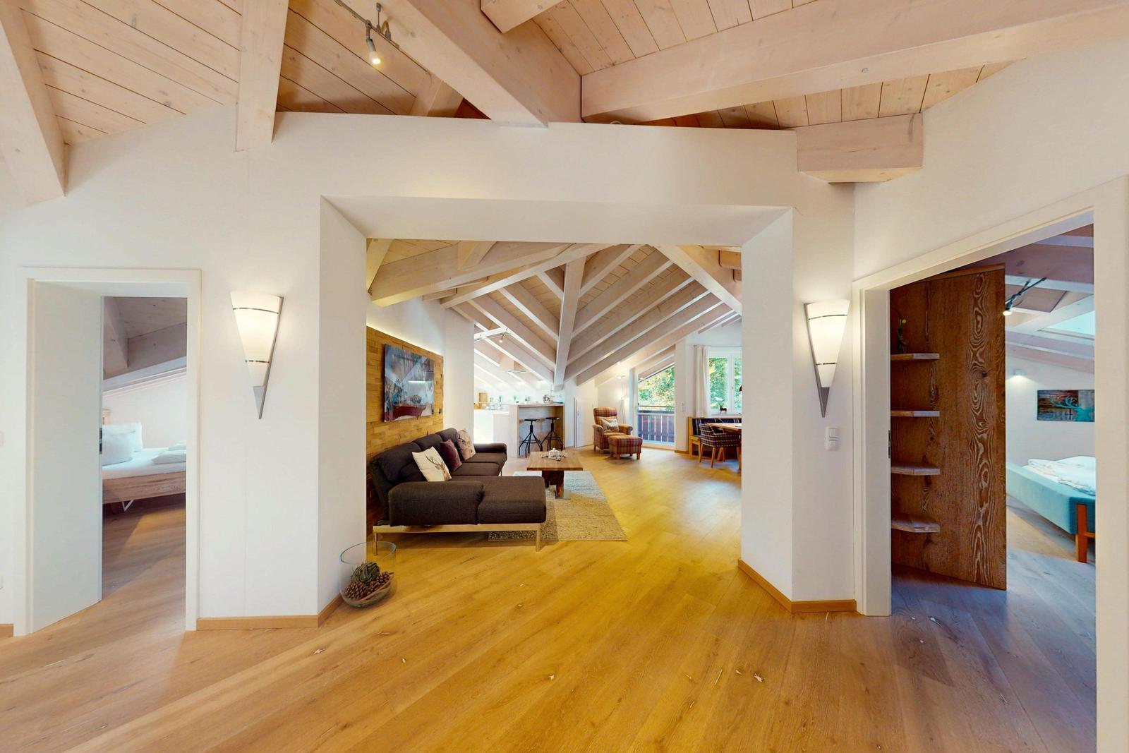 Wohnung mit Holzboden und Sicht auf Schlafzimmer und Essbereich