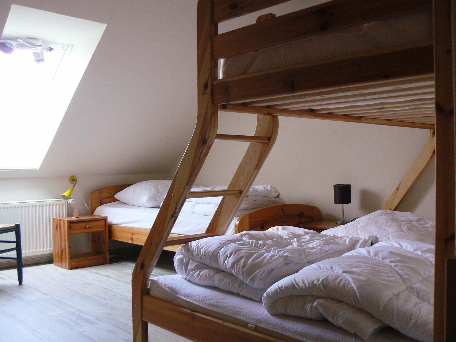 Familienzimmer oben
1 Doppelbett / 2 Einzelbetten