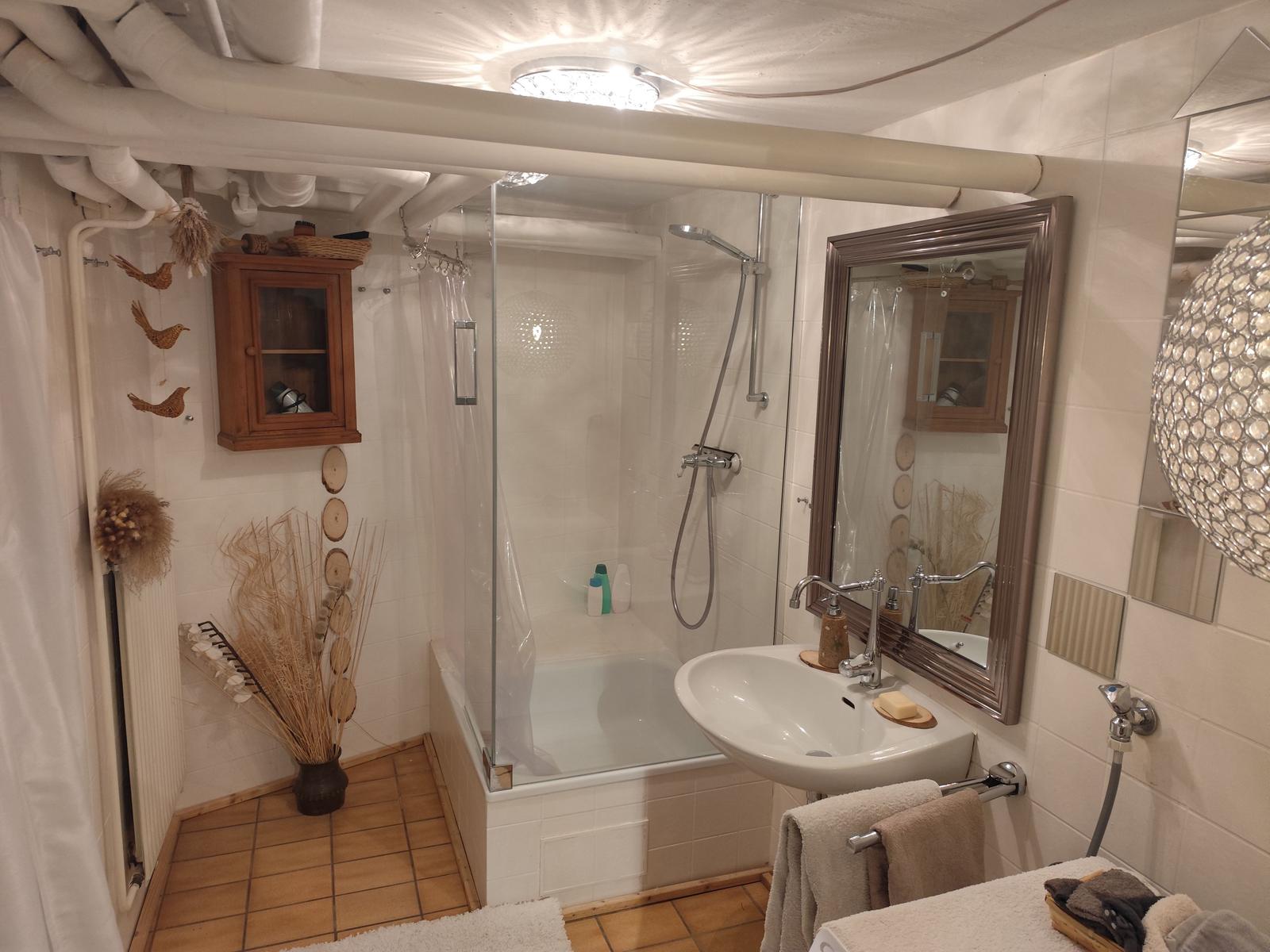 Zweite Glasdusche im Untergeschoss mit edlem Spiegel von Kare