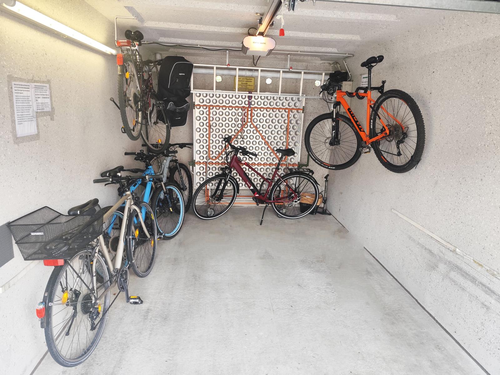 5-6 sehr sportliche Fahrräder mit 27  und 24 Gängen, ein neues Trecking-E-Bike mit 24 Gängen