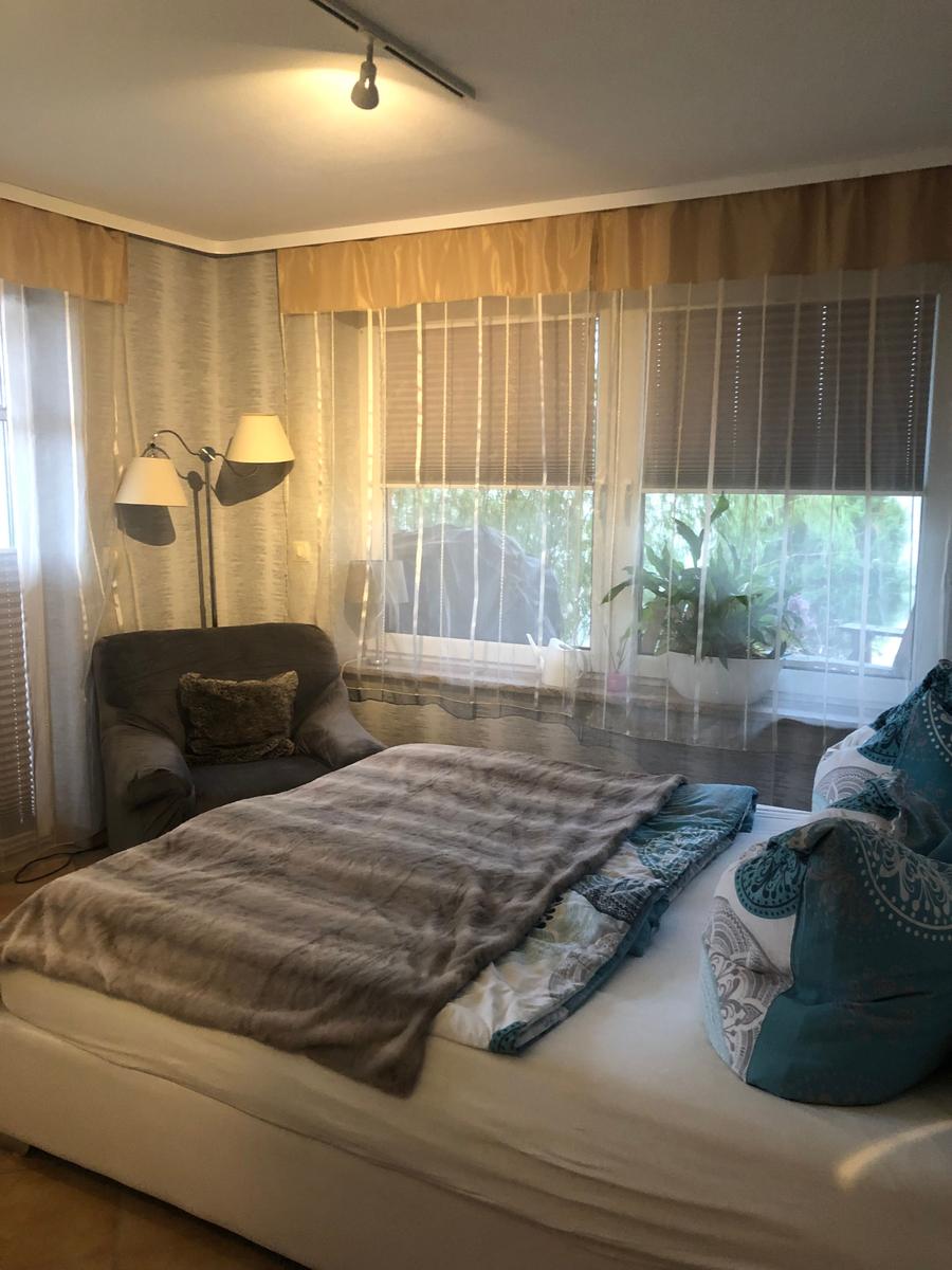 Schlafzimmer mit Ausblick und Austritt