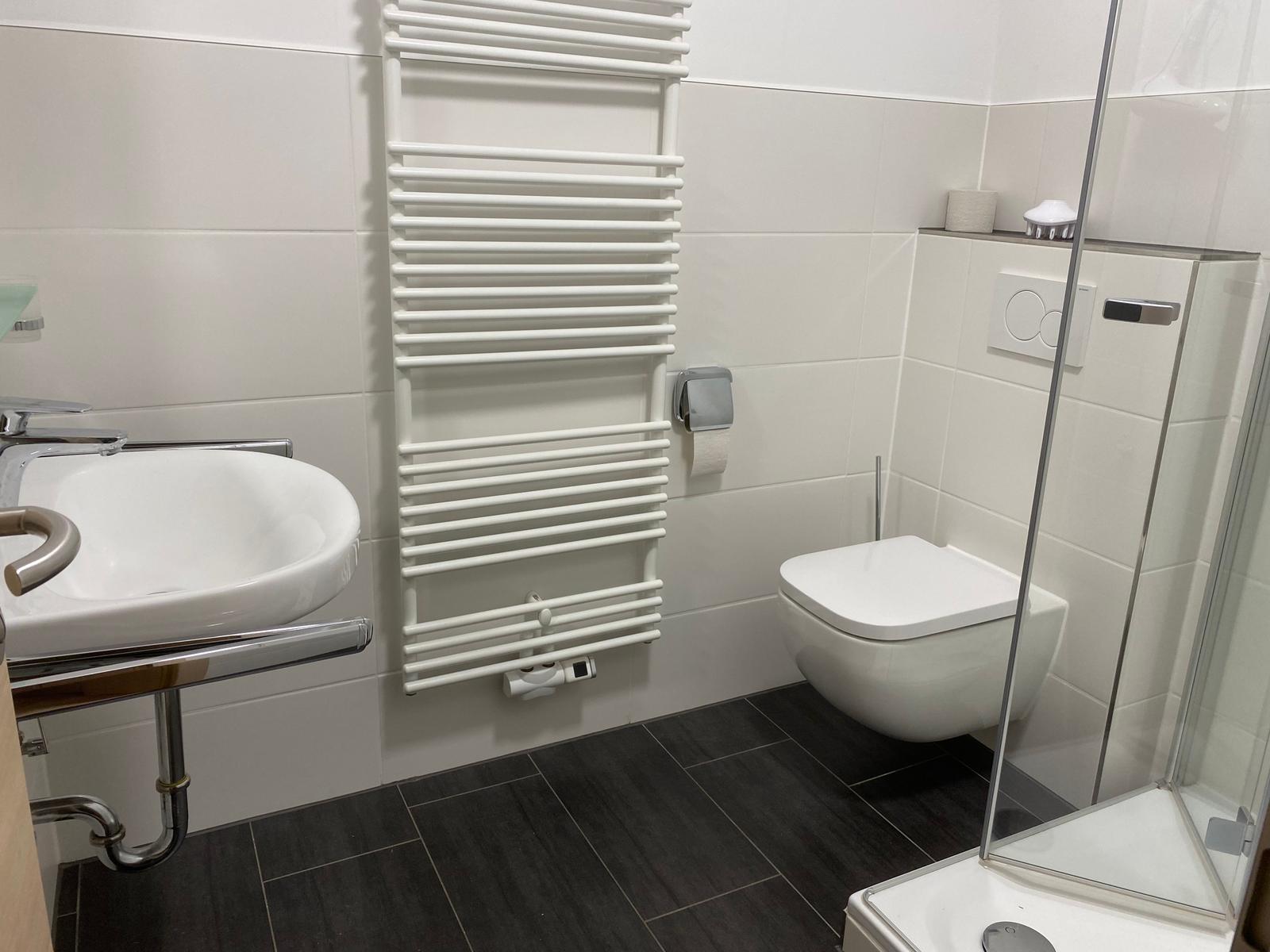 neues modernes Badezimmer