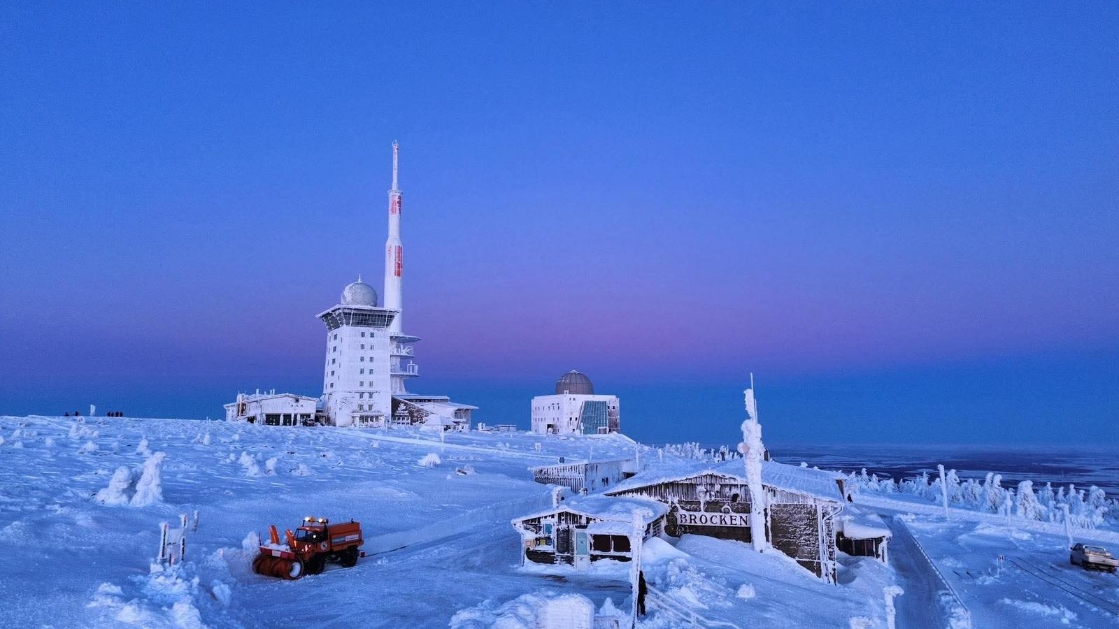 Derzeit auf dem Brocken.
Mutige gehen über Torfhaus zu Fuß  vom Torfhaus über den Goethe-Bahnhof - Vorsichtige fahren mit der Brockenbahn