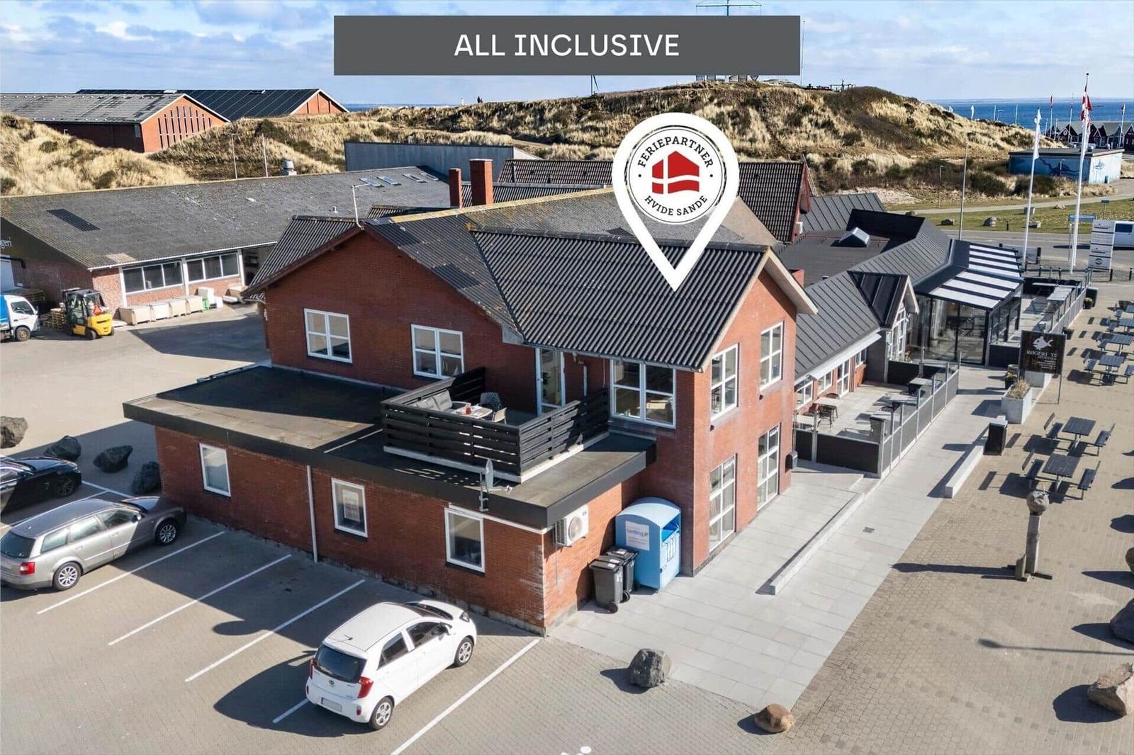 Ferienhaus mit Terrasse, Parkplatz und Meerblick in Hvide Sande.