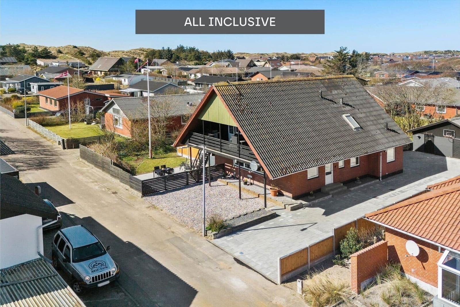Haus mit Terrasse und Garten. Blick auf Wohngebiet und Dünen.