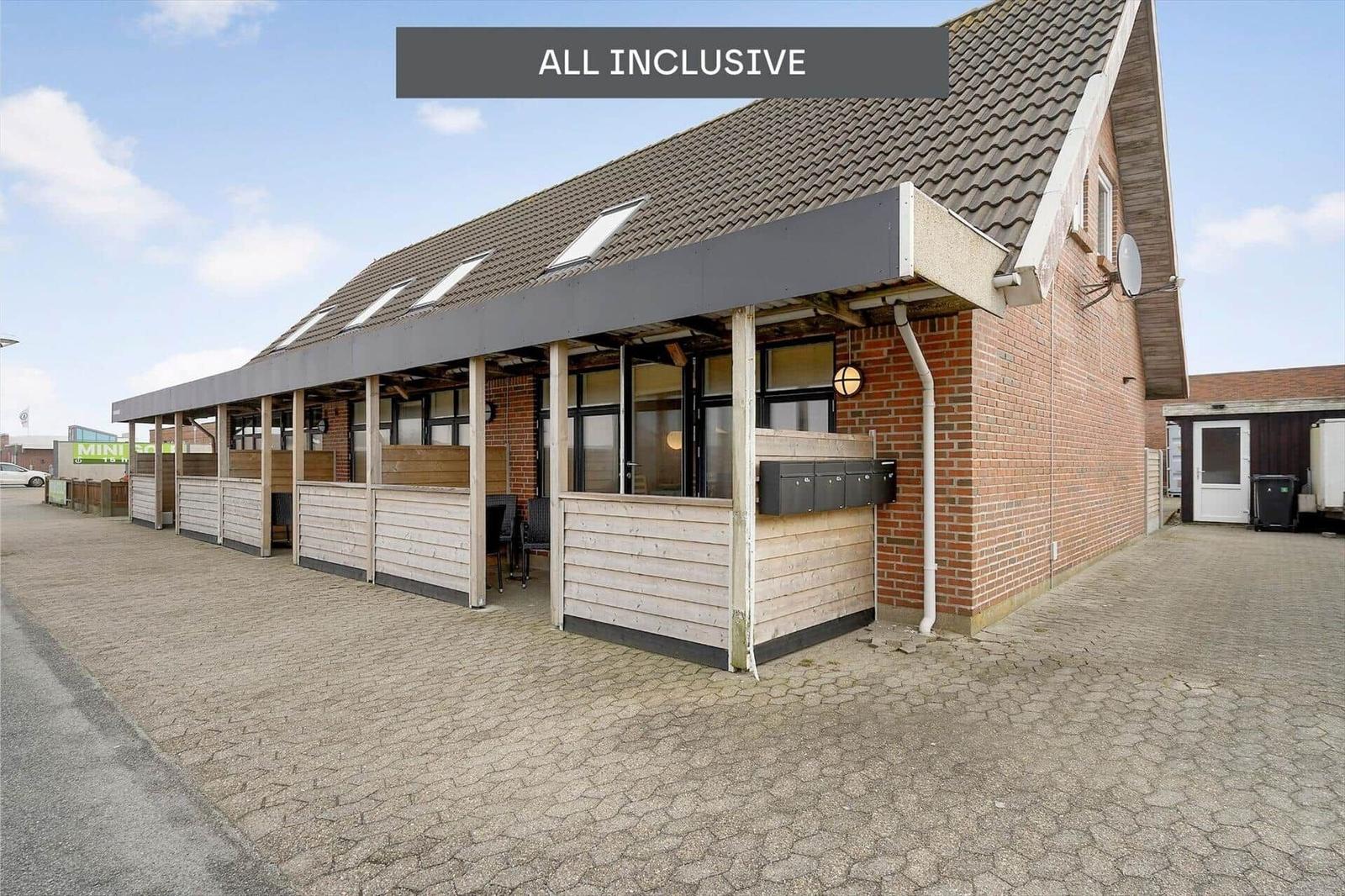 Ferienhaus mit Terrasse, Holzverkleidung und Dachfenstern. All inclusive.