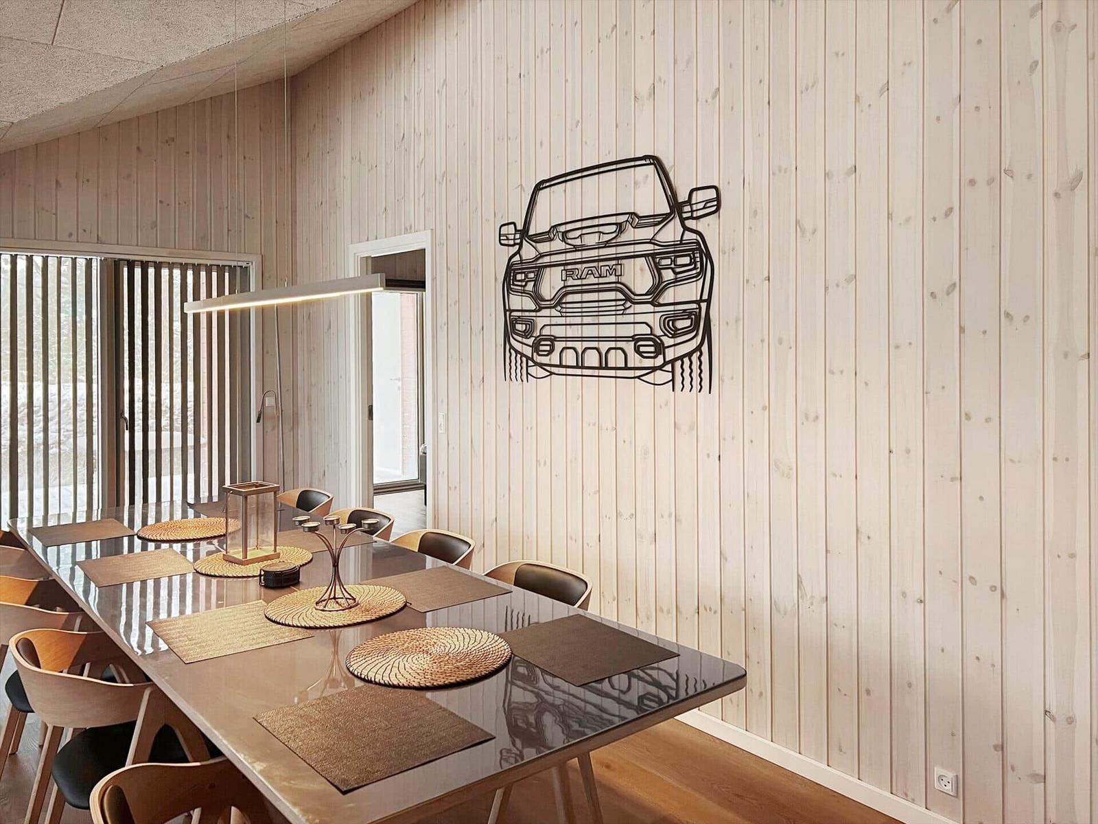 Esszimmer mit Holzwand und Tisch mit Stühlen. Wanddekoration zeigt Fahrzeug.