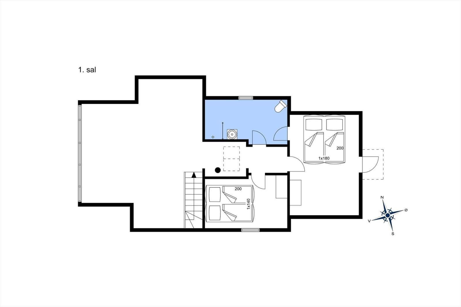 Erstes Stockwerk mit Schlafzimmer, Bad und Wohnbereich. Mit Kompass und Maßangaben.