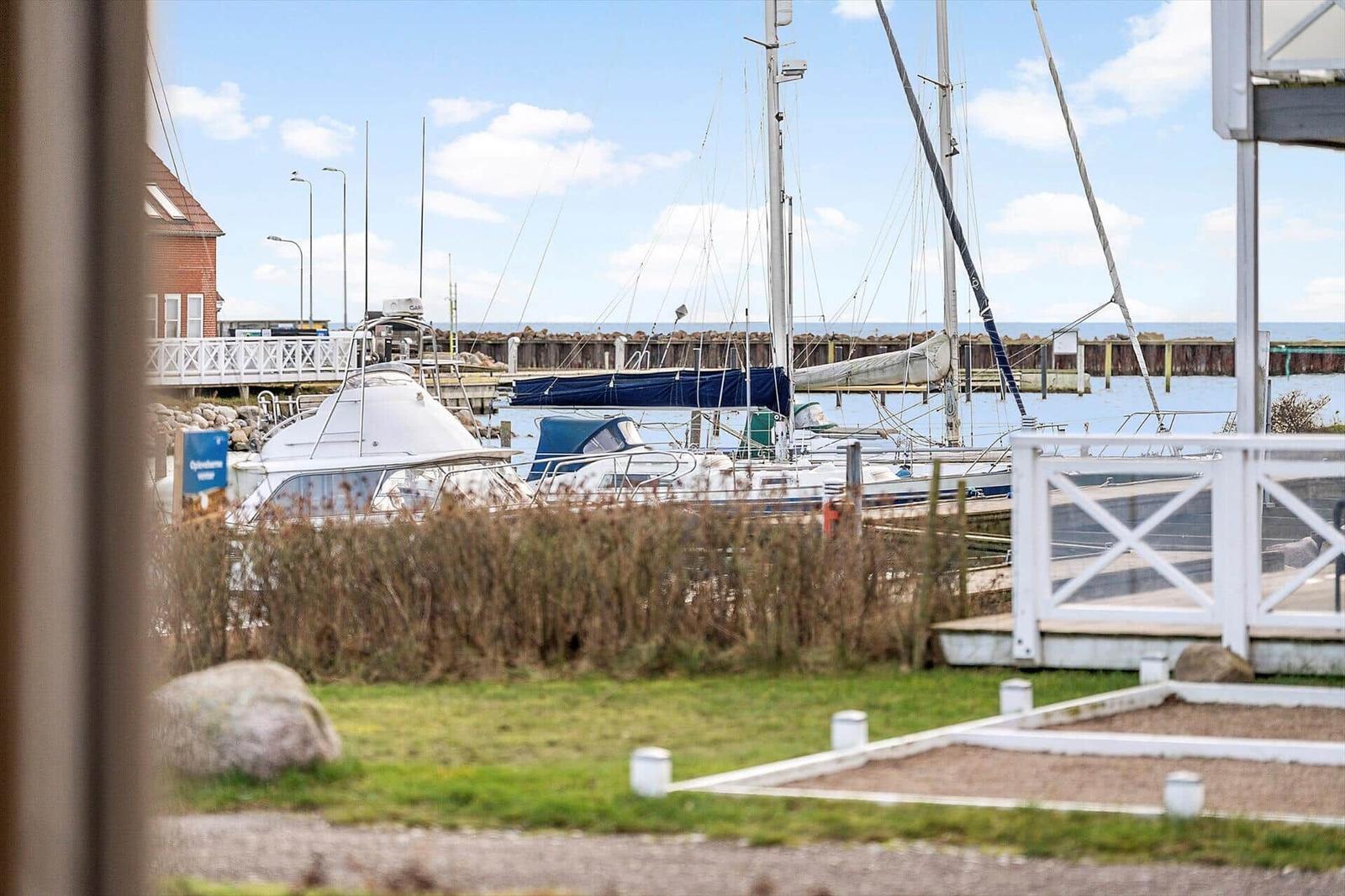 Hafen mit Booten und Blick aufs Meer