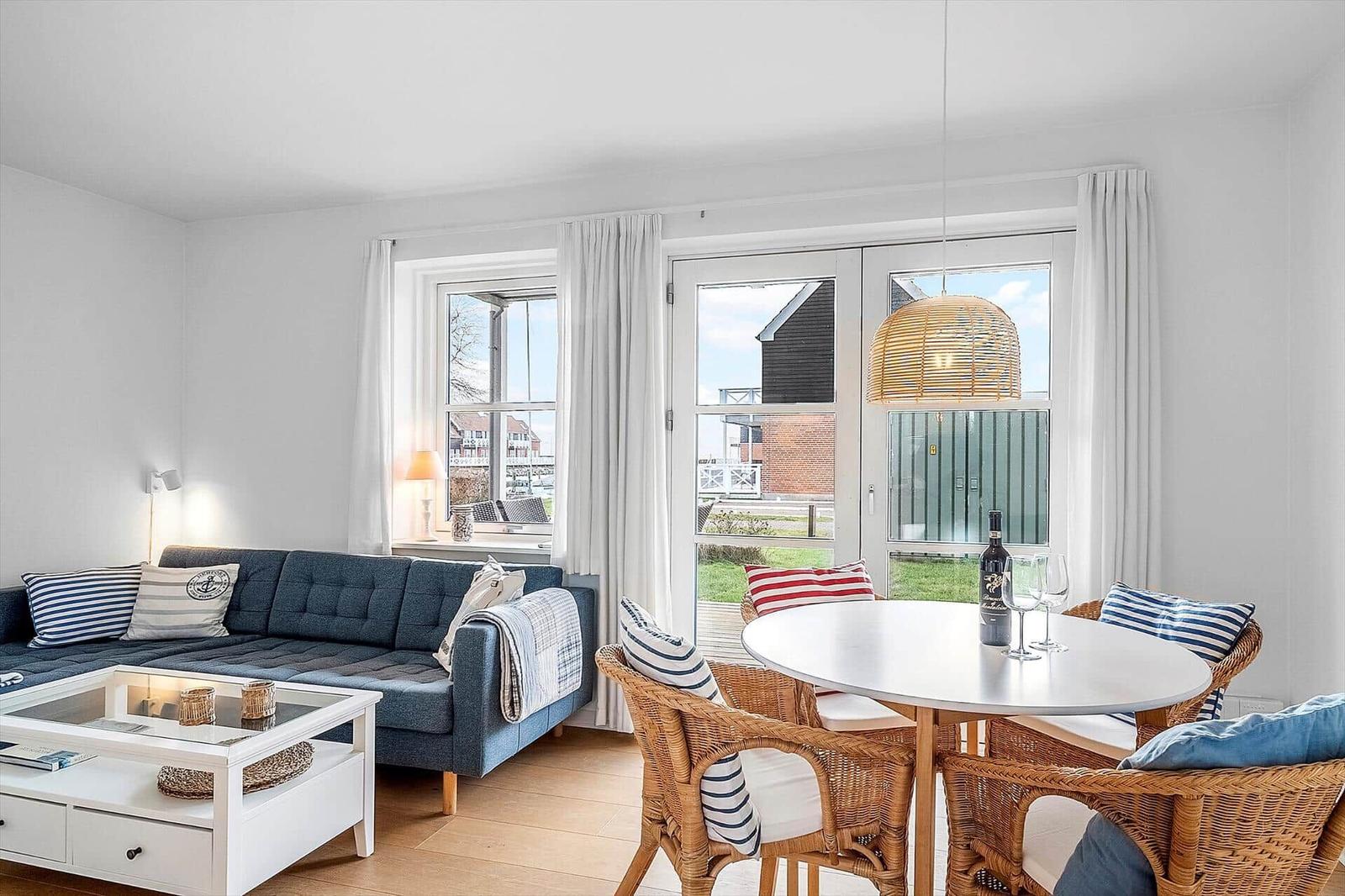 Wohn- und Essbereich mit Sofa, Esstisch und Fensterblick.