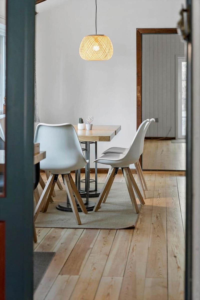 Essbereich mit Tisch, Stühlen und Hängelampe.