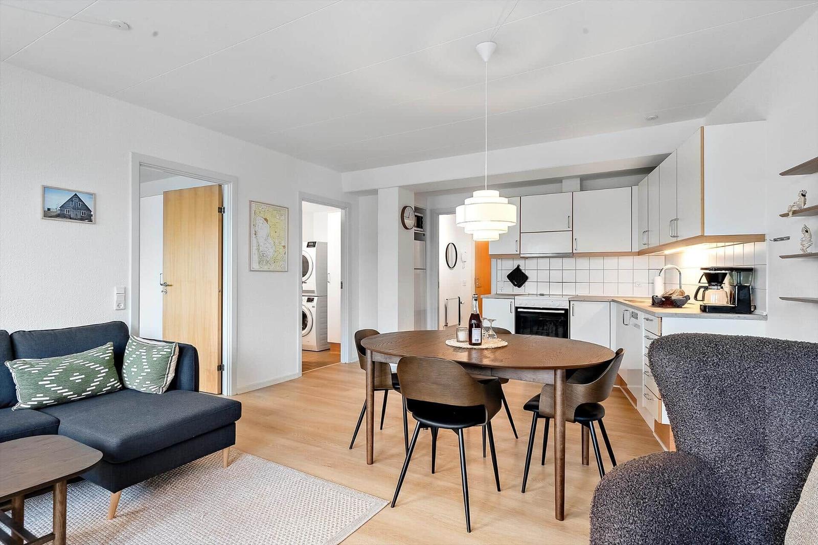 Wohn- und Essbereich mit Küchenzeile und Sofa.