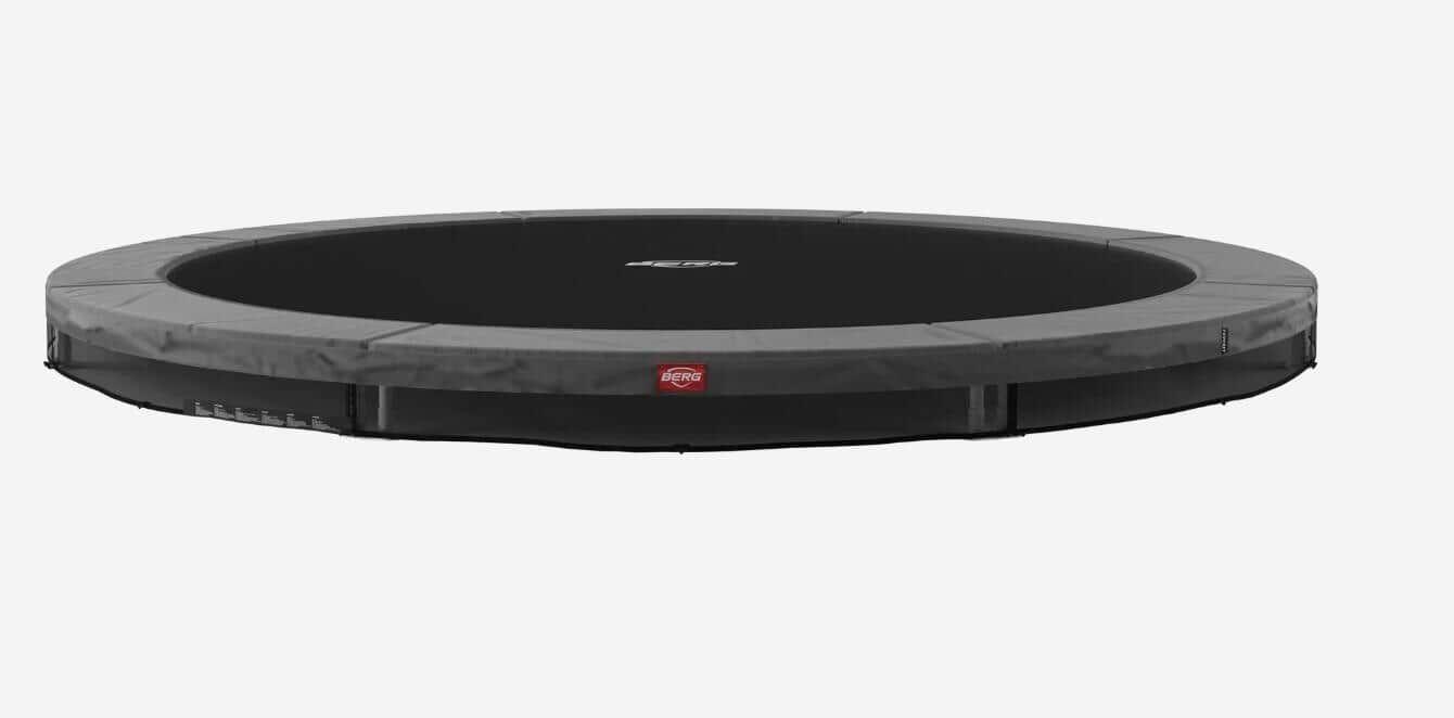 Runder Trampolin mit schwarzer Matte und Umrandung.