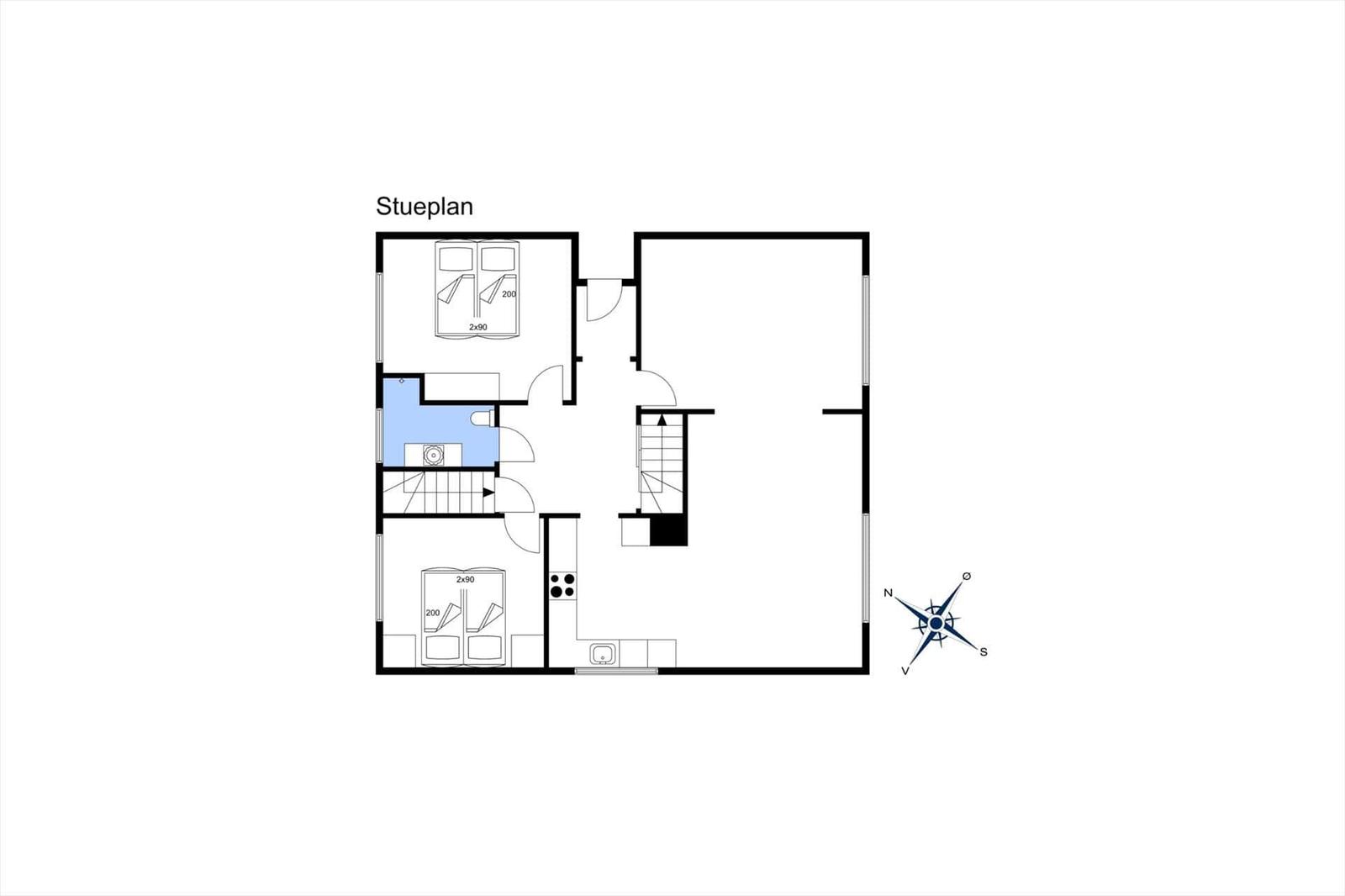 Stueplan zeigt zwei Schlafzimmer, Küche und Bad mit Treppe.