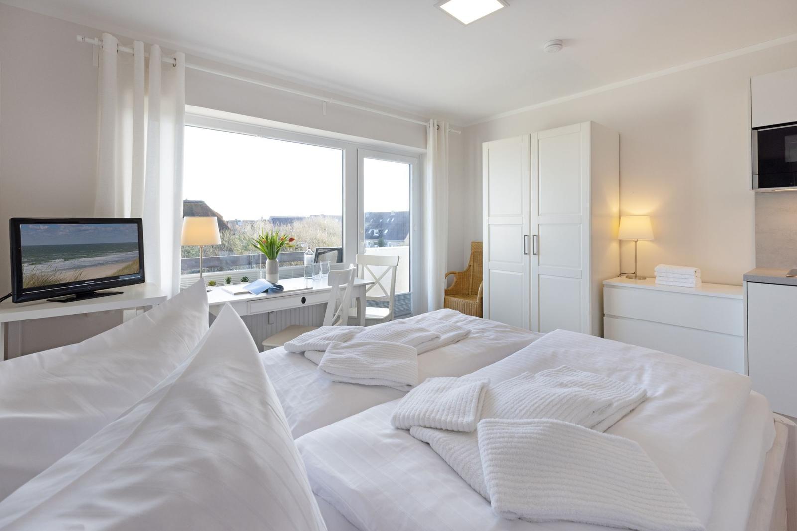 Schlafzimmer mit Blick auf Balkon und Fernseher