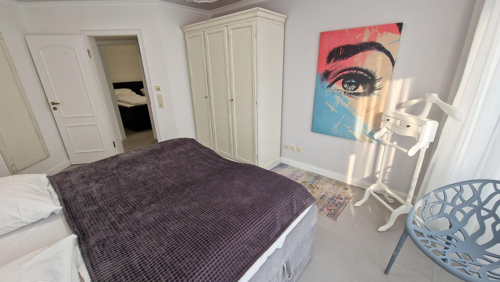 Stummer Diener und Schrank ...