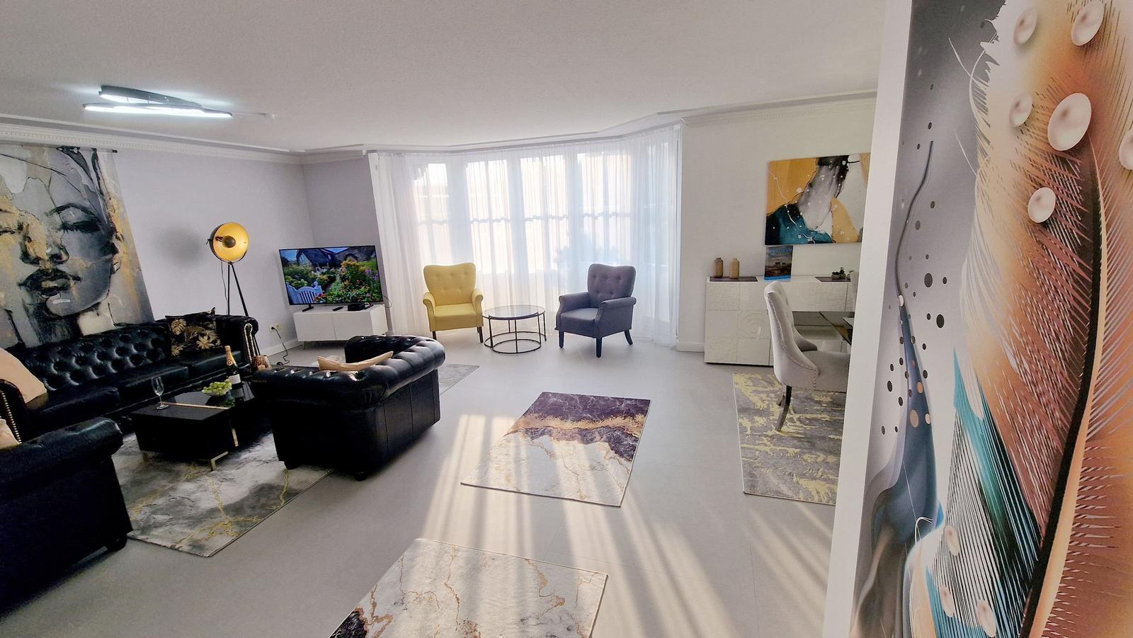 Blick zurück in den grossen Wohnraum...