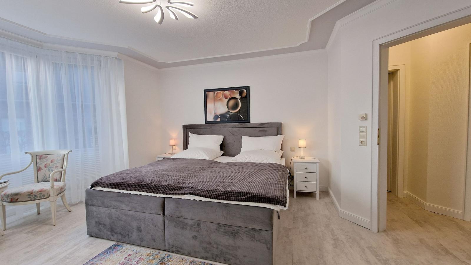 Doppelbett Schlafzimmer 1...