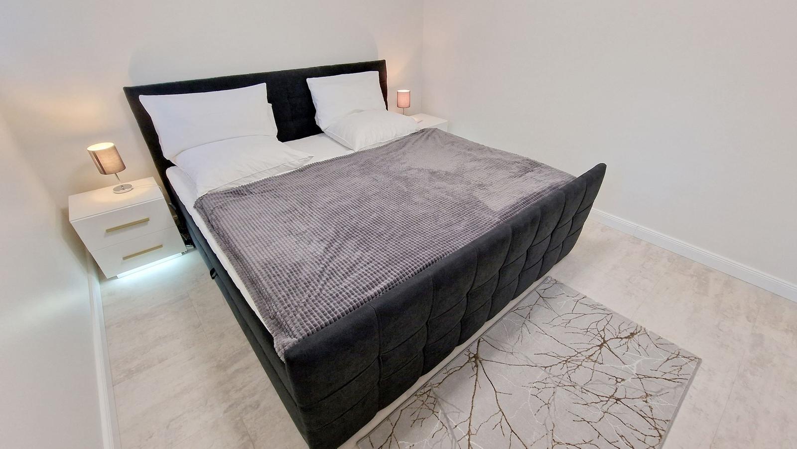 Doppelbett Schlafzimmer 2...