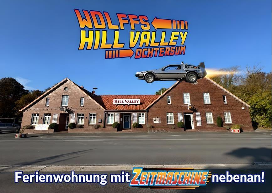 Ferienwohnung neben einem Haus mit Zeitmaschine und Hill Valley Schild.