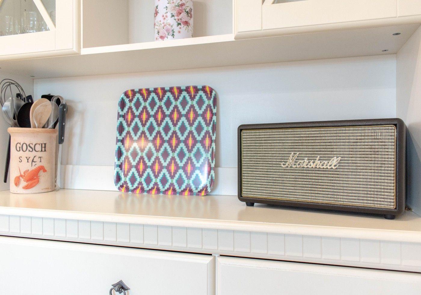 Küchenarbeitsfläche mit Lautsprecher, Schale und Servierplatte.