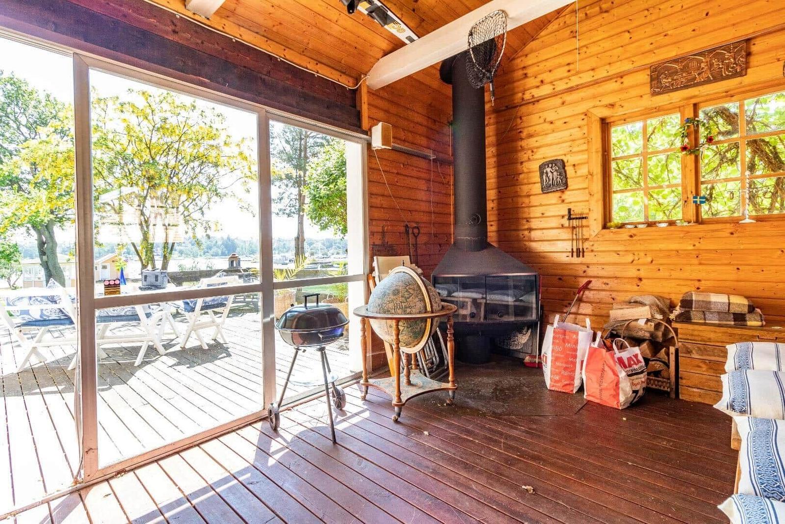 Terrasse mit Grill, Kamin und Blick auf den See
