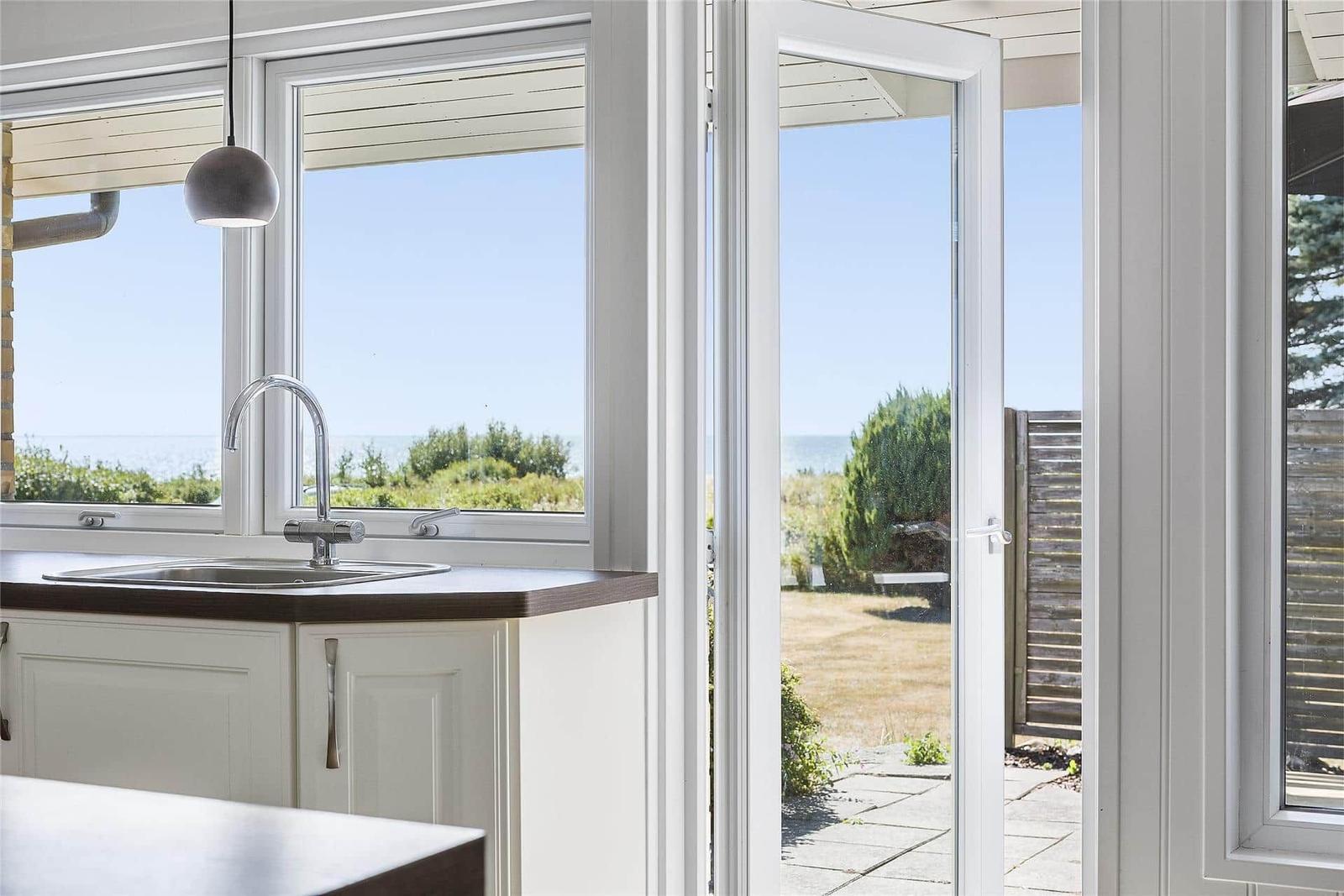 Küche mit Blick auf den Strand und Garten. Tür führt auf Terrasse.