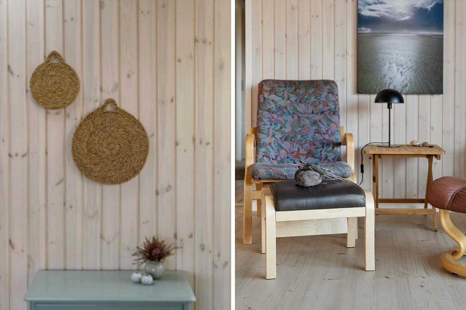 Holzwand mit geflochtenen Hängern, Sessel mit Muster, Beistelltisch und Wandbild