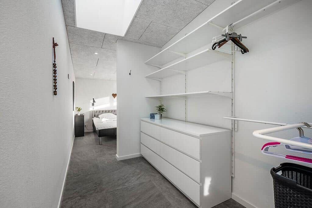 Schlafzimmer mit Dachschrägen, Kleiderschrank und Blick in den Flur.