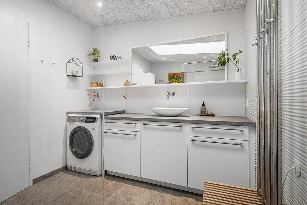 Wohnung mit Waschmaschine, Waschtisch und Spiegelschrank
