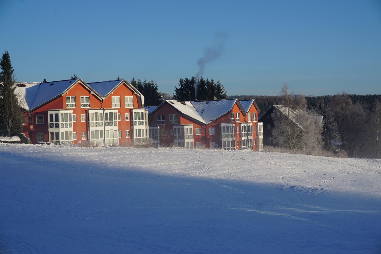 Die modernen Apartment-Häuser von außen. Die Wohnungen werden nur zum Teil an Feriengäste vermietet und haben unterschiedliche Eigentümer.