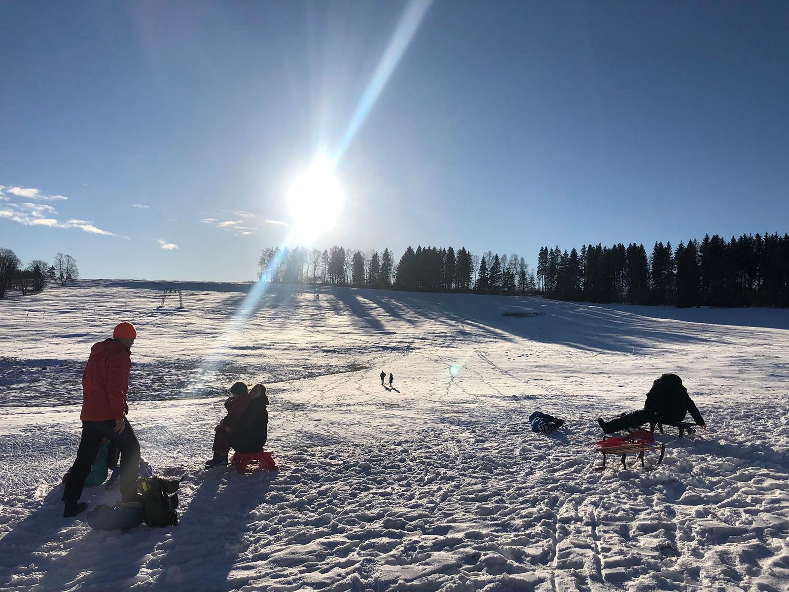 Schlittenfahren im Winter vor der Tür