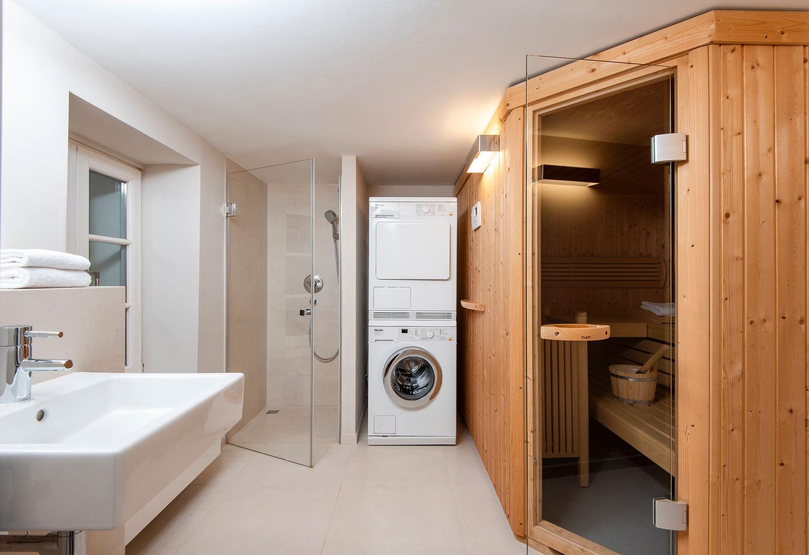 Bad mit Dusche, Waschmaschine und Sauna.