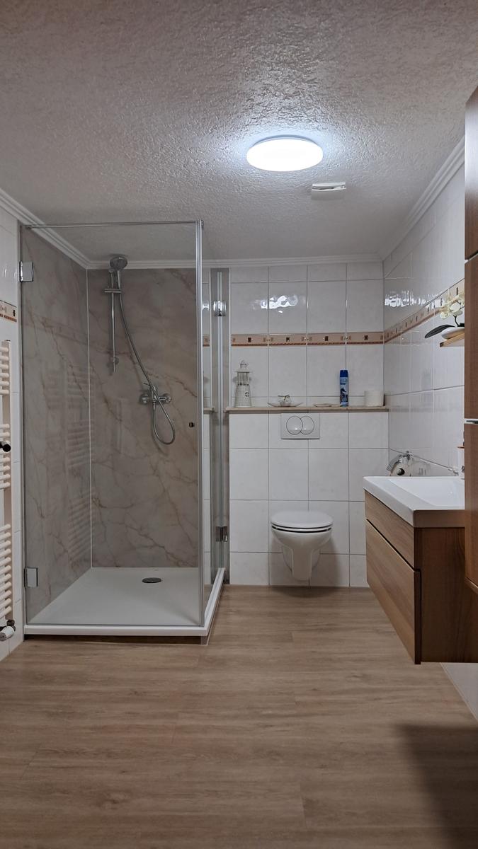 Badezimmer mit Flachdusche (120 x 90 cm) , Badblock, Fön, Kosmetikspiegel