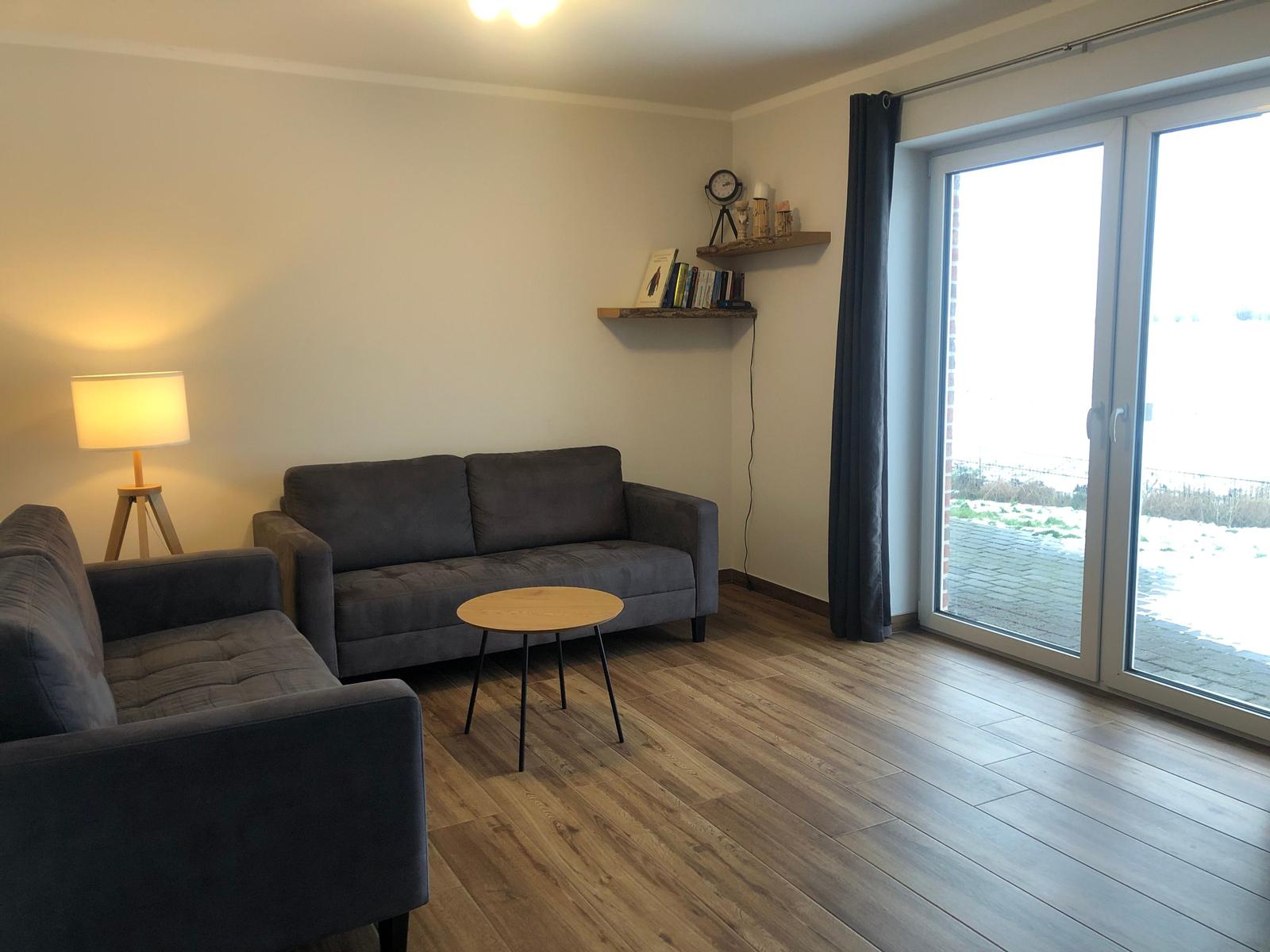 offener Wohnbereich mit Blick auf die Terrasse