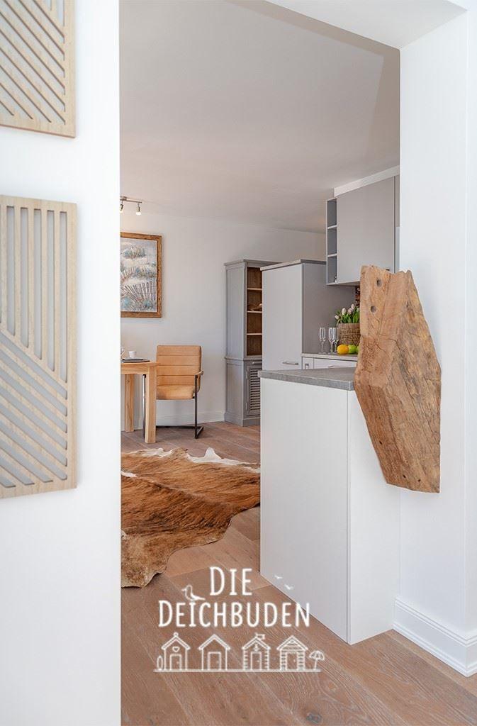 Küche und Essbereich mit Holzboden und Fellteppich