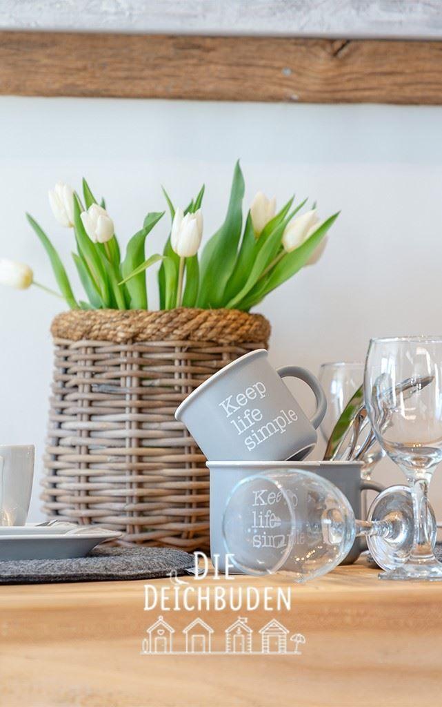 Tisch mit Tulpen, Tassen und Gläsern