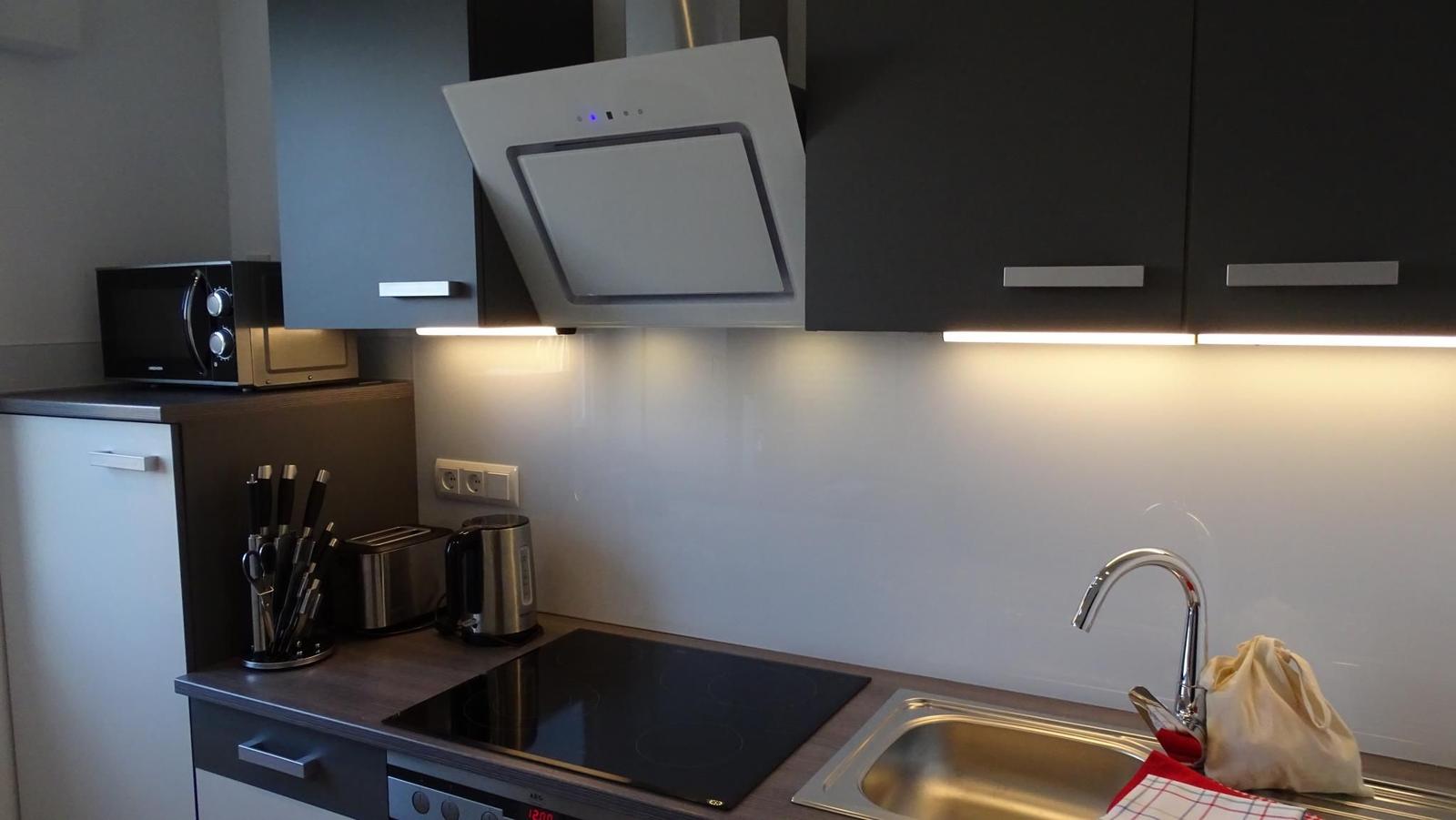 Küche mit Herd, Spüle und Küchenzeile