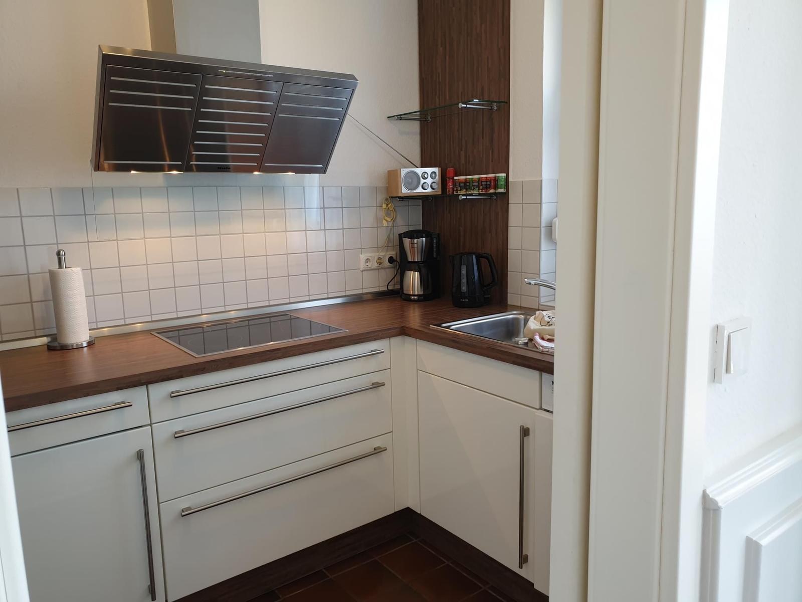 Kitchen with cooktop, sink and kitchen worktop