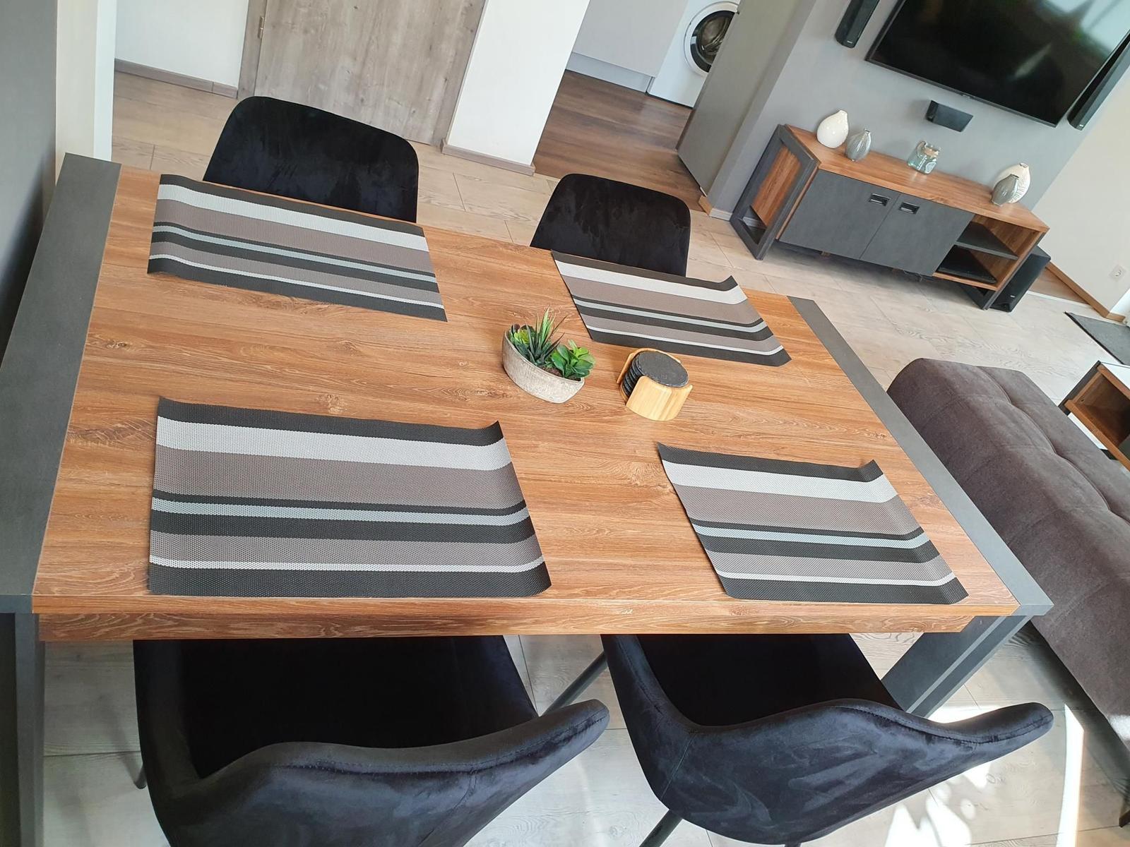 Esstisch mit vier Stühlen und Platzsetzen in modernem Design