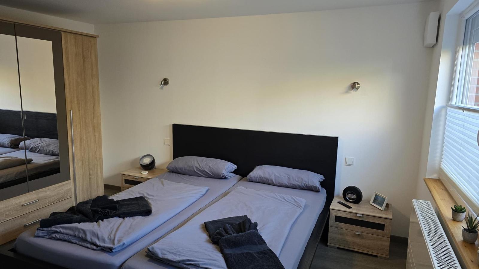 Zimmer mit Doppelbett, Schrank und Nachttischen