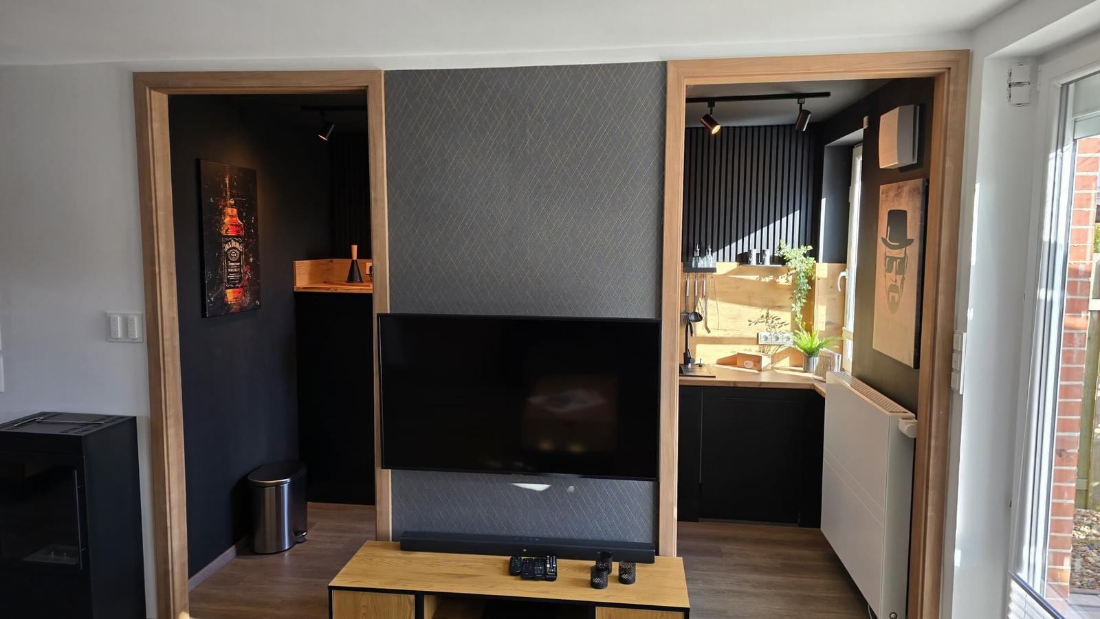 Wohnzimmer mit TV, Küchenbereich und Eingangsbereich