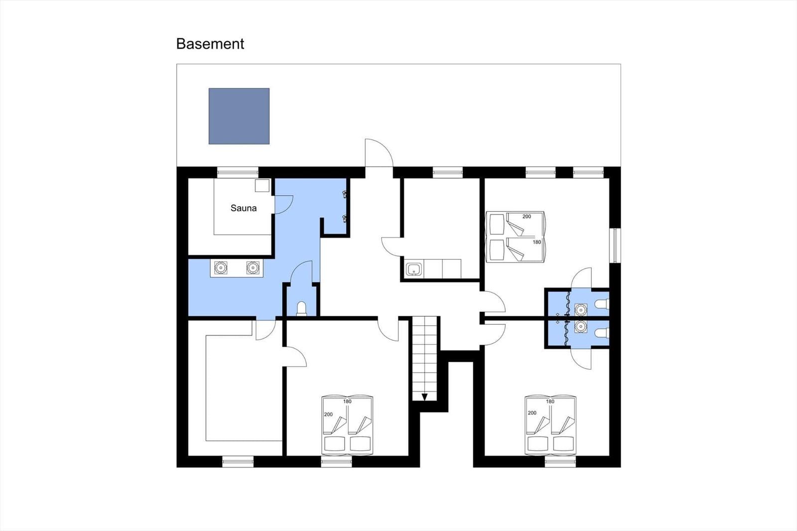 Keller mit Sauna, Schlafzimmern und Bad. Flur mit Treppe.