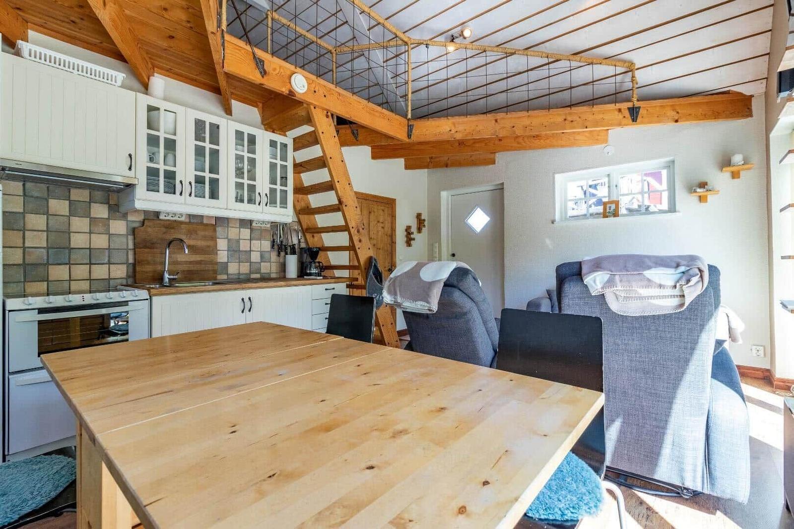 Küche mit Essbereich und Treppe zur oberen Etage.
