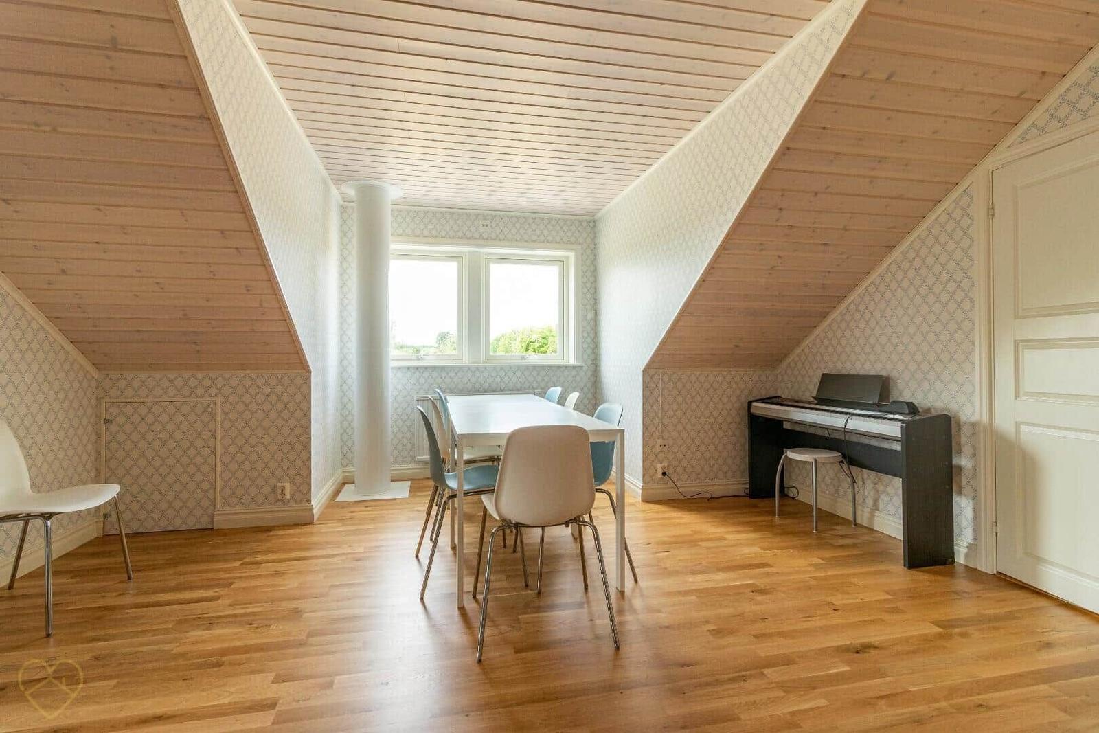 Dieser Raum hat Holzdecke, Parkettboden und ein digitales Keyboard.