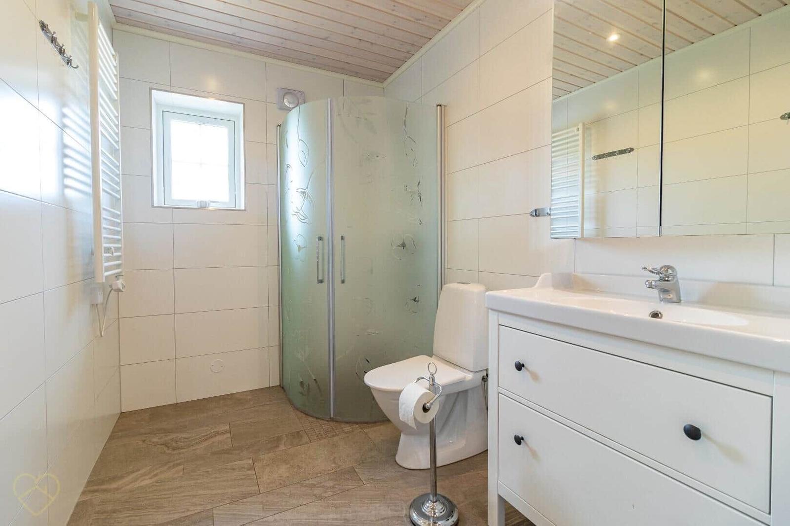 Badezimmer mit Dusche, Toilette und Waschbecken