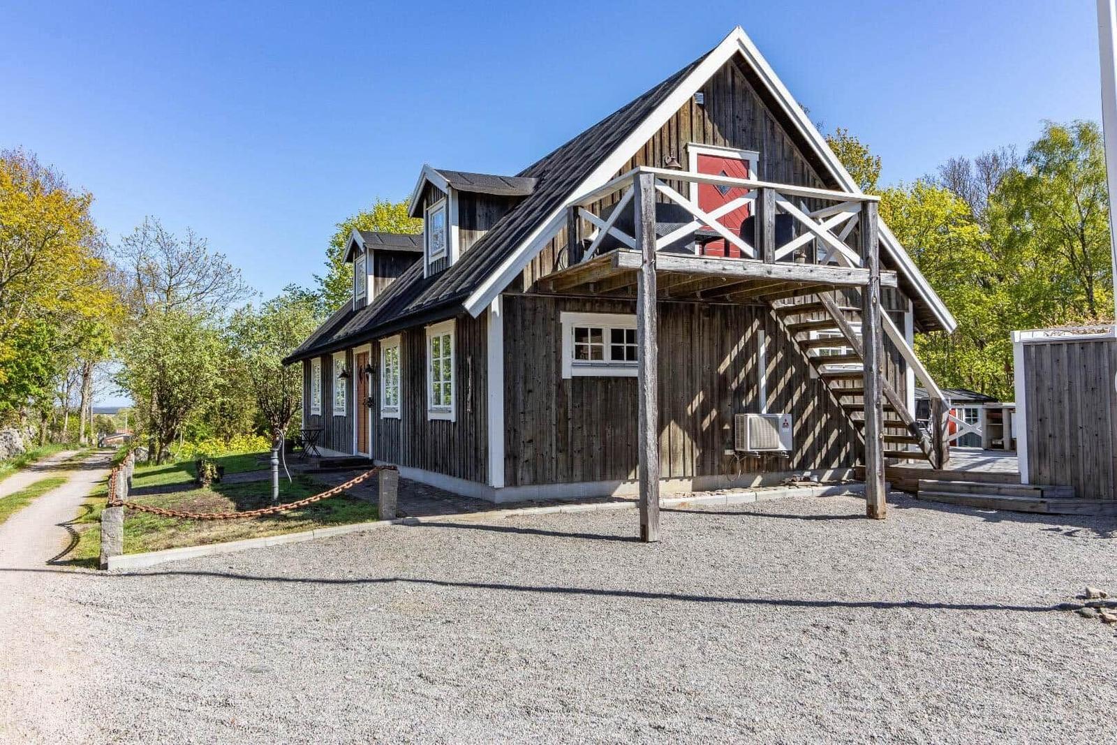 Holzhaus mit Balkon und Treppenhaus im Freien.