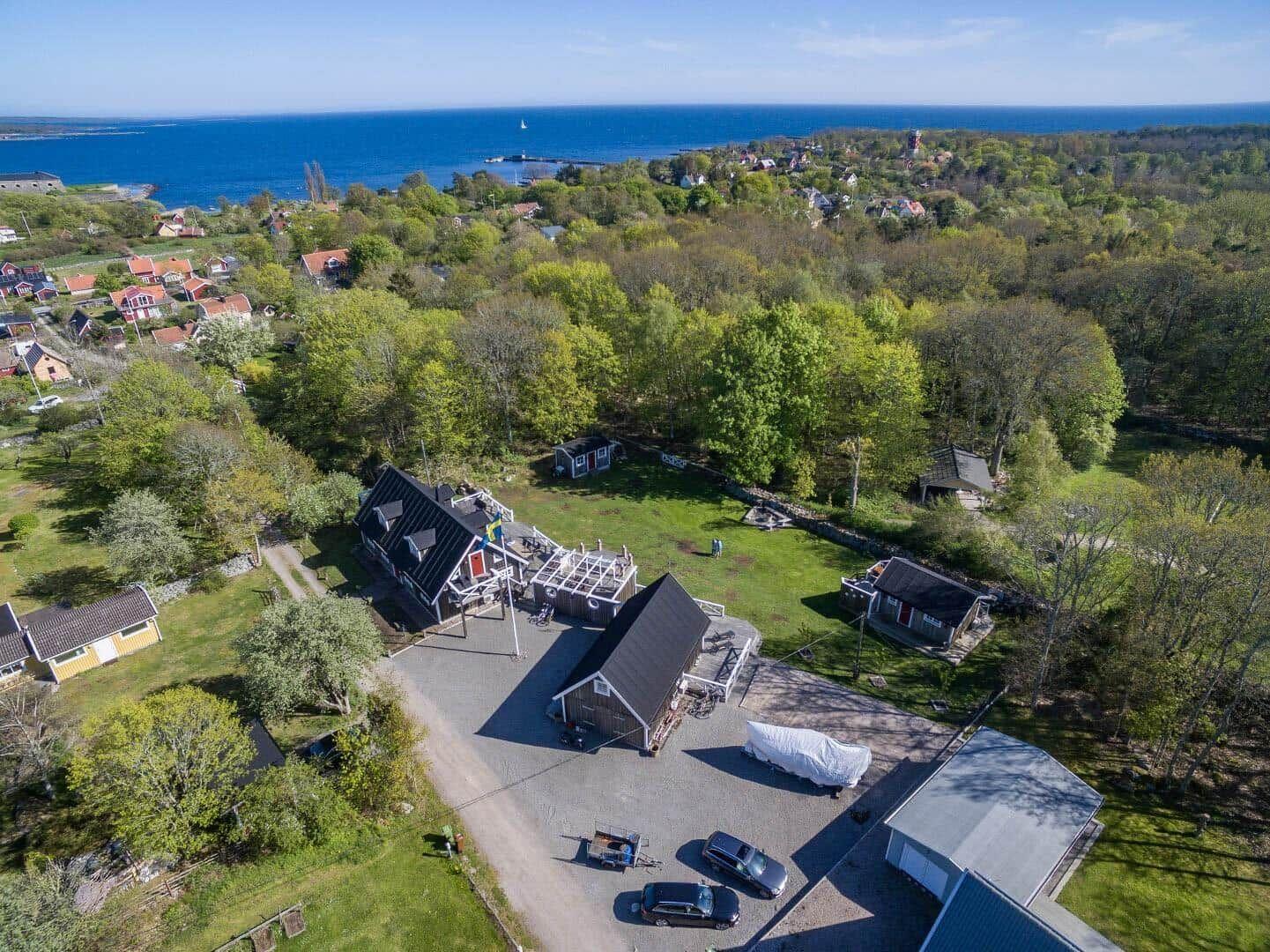 Haus mit Garten, Wald und Blick aufs Meer