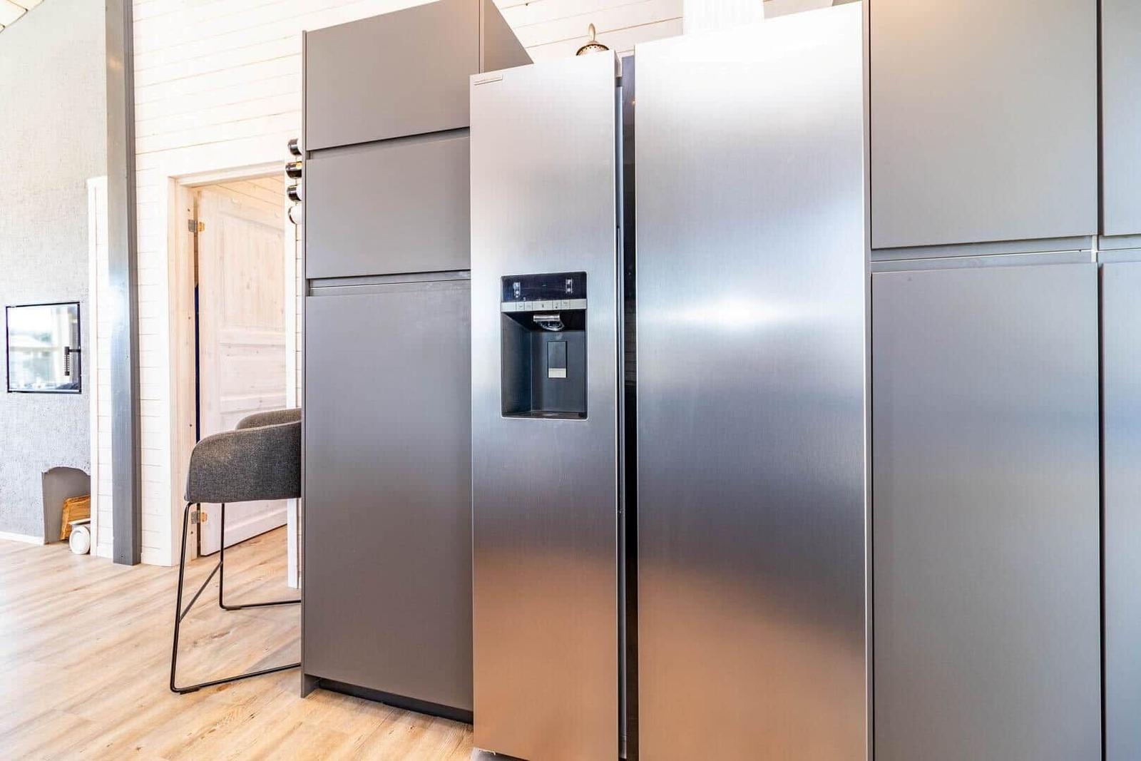 Stahlschrank mit Wasser- und Eisautomat in moderner Küche